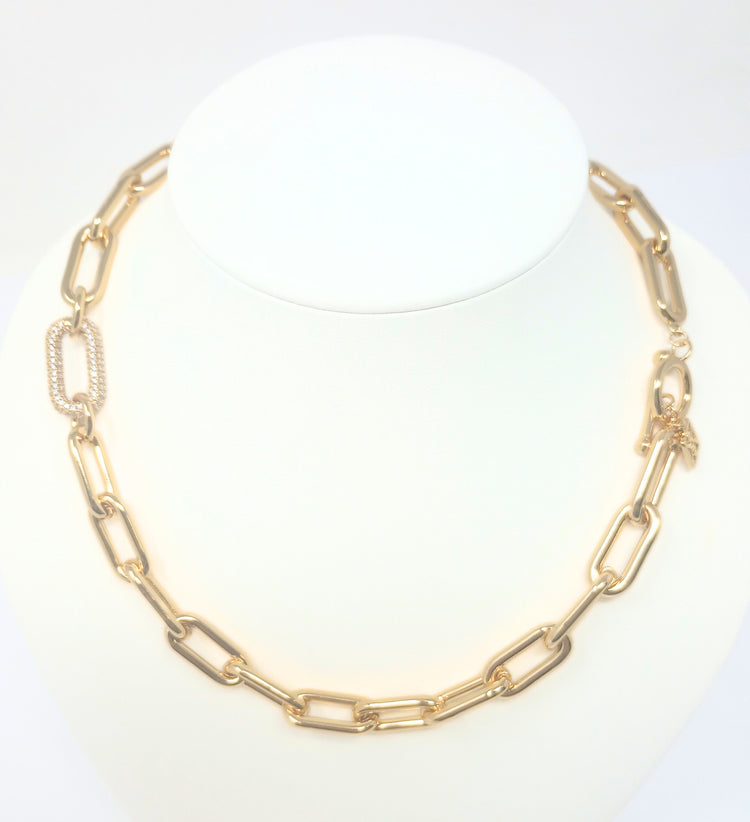 Adaline necklace: an oval link chain in gold with a toggle clasp.
