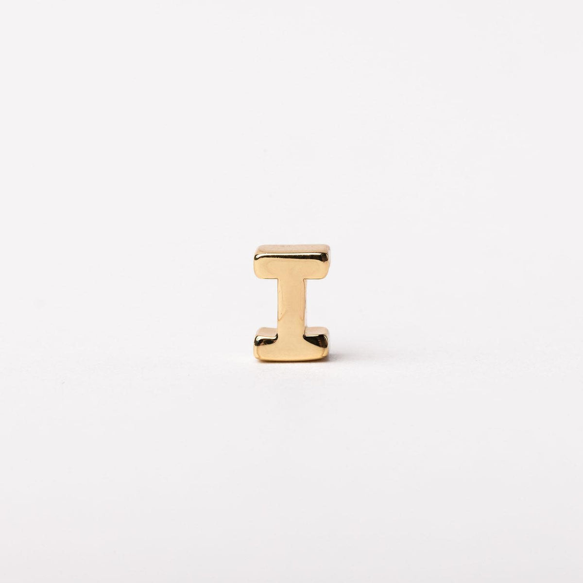 Gold-plated bar necklace with a delicate chain featuring an elegant curved silhouette.