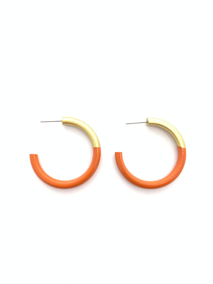 Med LIZ hoop earrings in a matte black finish with a simple circular silhouette.