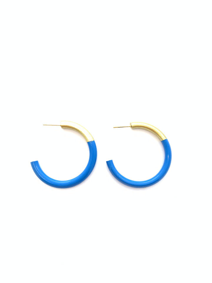 Med LIZ hoop earring in gold-tone metal with a smooth circular silhouette.