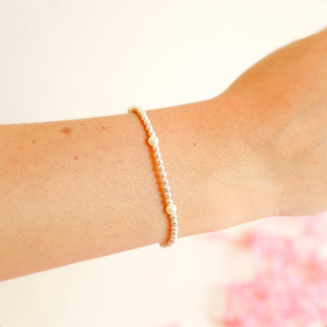Silver basic bracelet with a simple chain link design