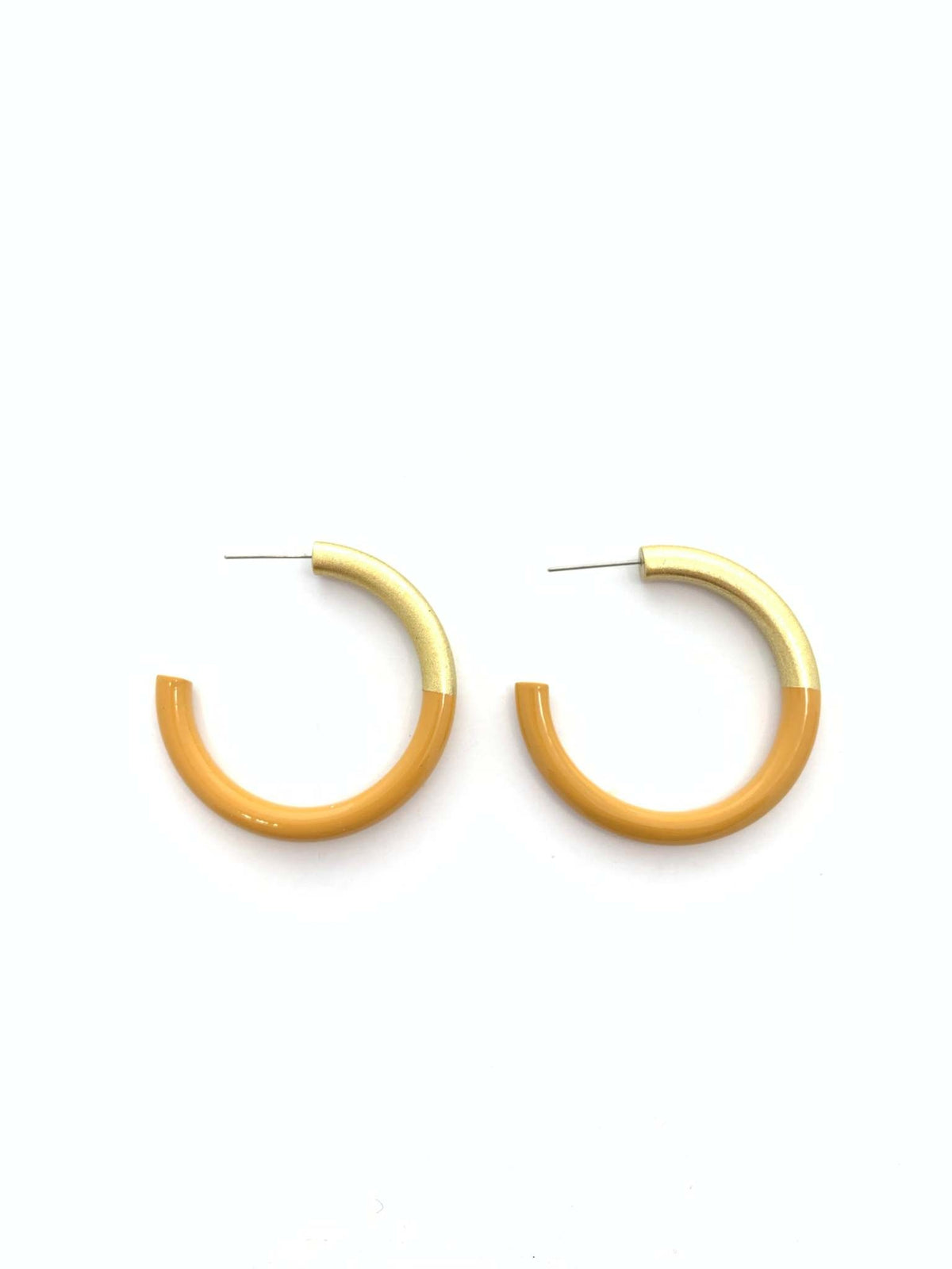 Med LIZ hoop earring in gold-tone metal with a smooth circular silhouette.
