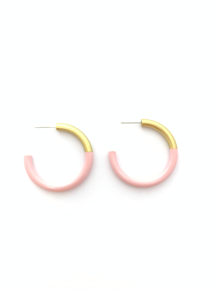 Med LIZ Hoops Earring in black metal with a geometric cutout silhouette.