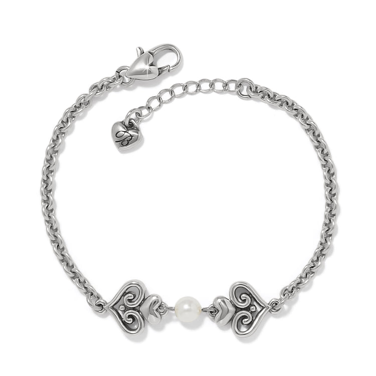 Silver-plated adjustable bracelet featuring fine quality glass pearls in a quatrefoil-inspired silhouette.