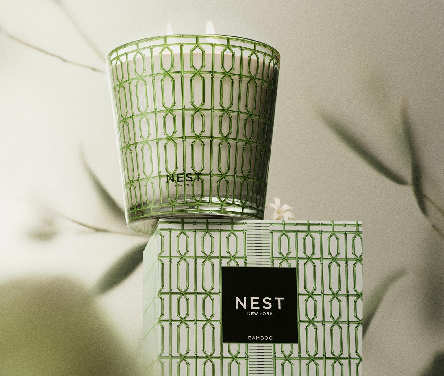Decorative luxury candle in bamboo with a cylindrical shape.