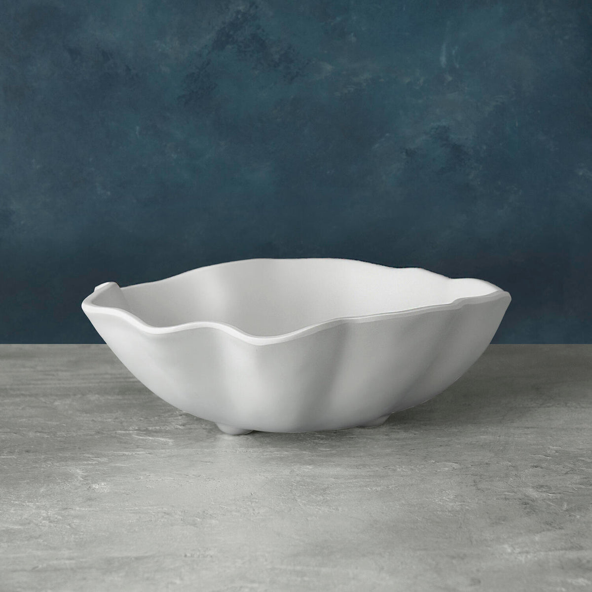 Medium bowl in luxury melamine with a neutral tone.