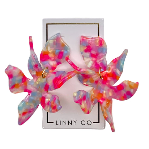 Flora abstract floral earring in light gold with a delicate feather-like silhouette.