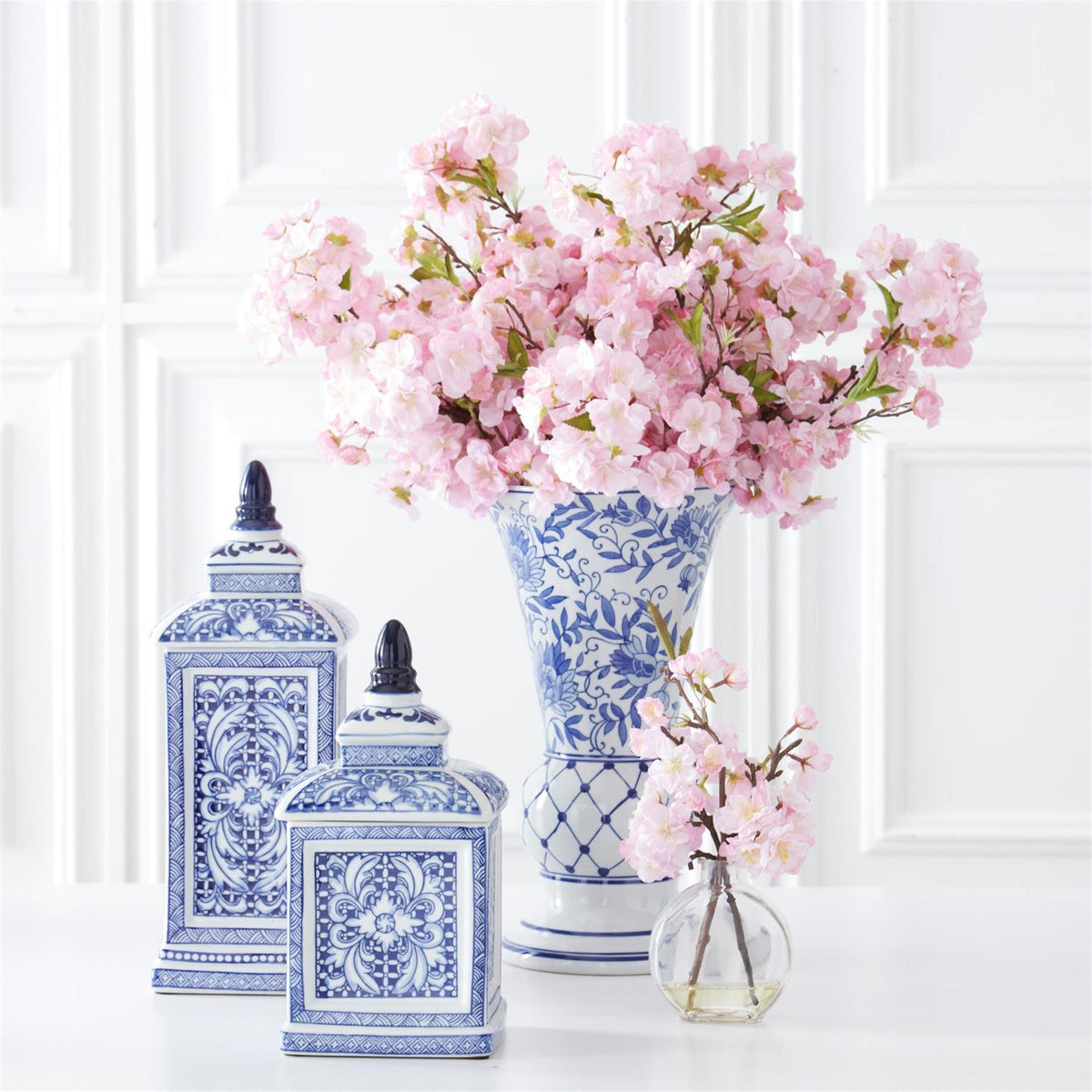 Square porcelain container with lid in neutral tone