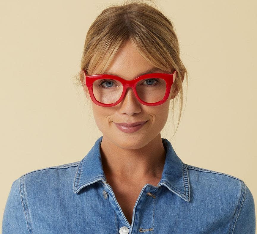 Oversized round sunglasses with spring hinges in a sleek black frame.