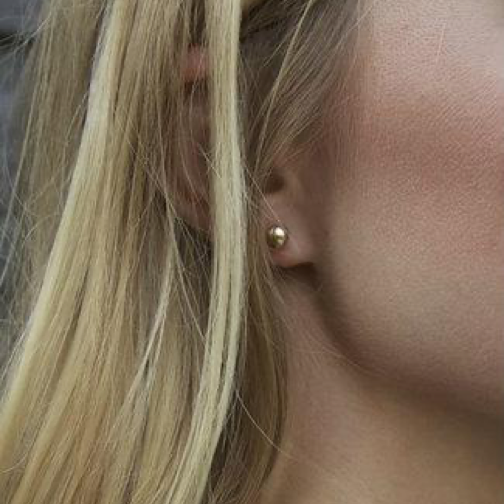 Gold-filled classic ball stud earring with a smooth 6mm spherical front.
