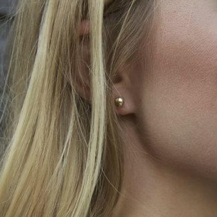 Gold-filled classic ball stud earring with a smooth 6mm spherical front.