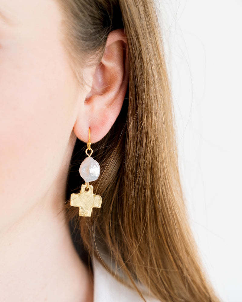 Gold with Freshwater Pearl Earring