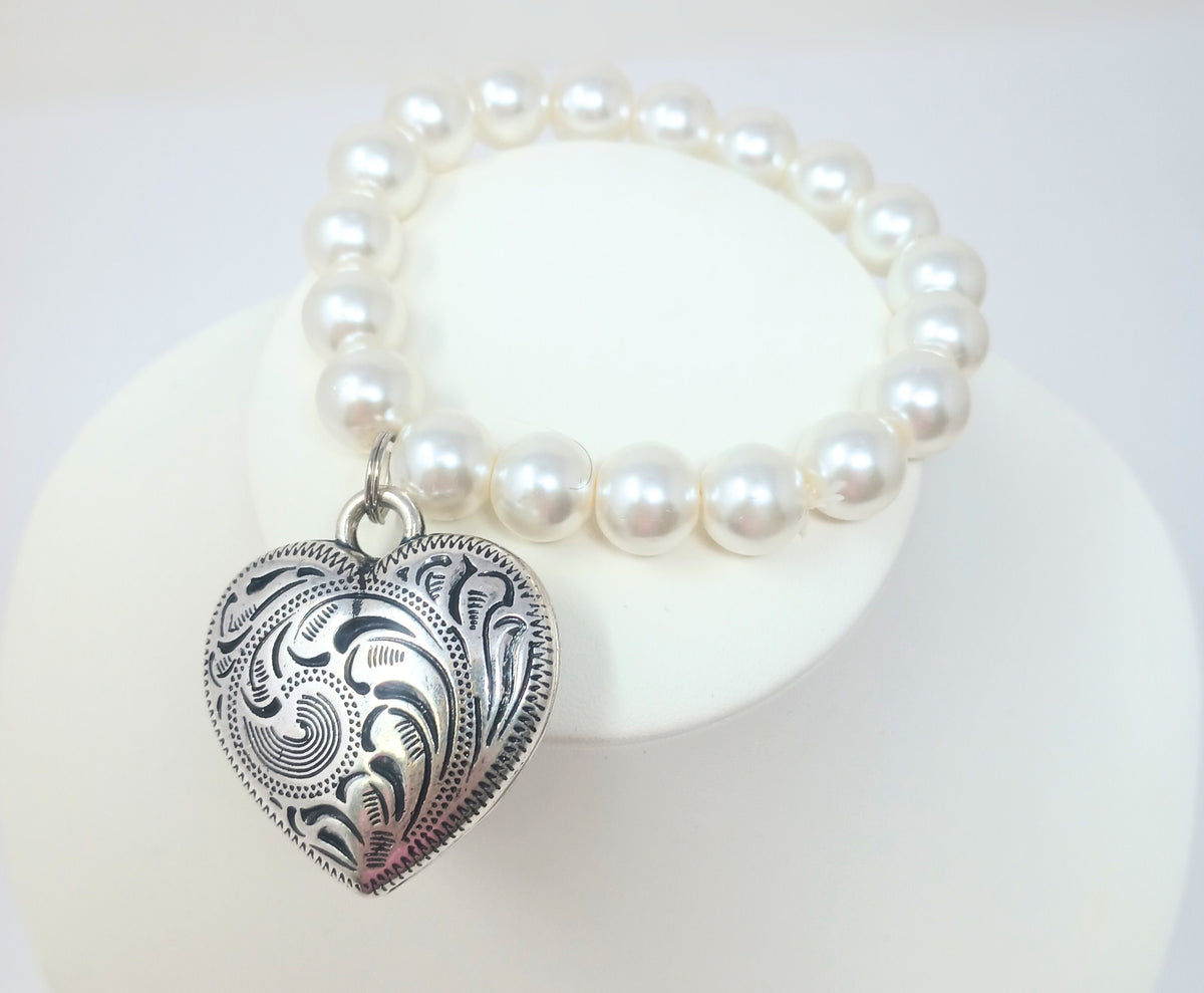Pearl stretch bracelet with a heart charm