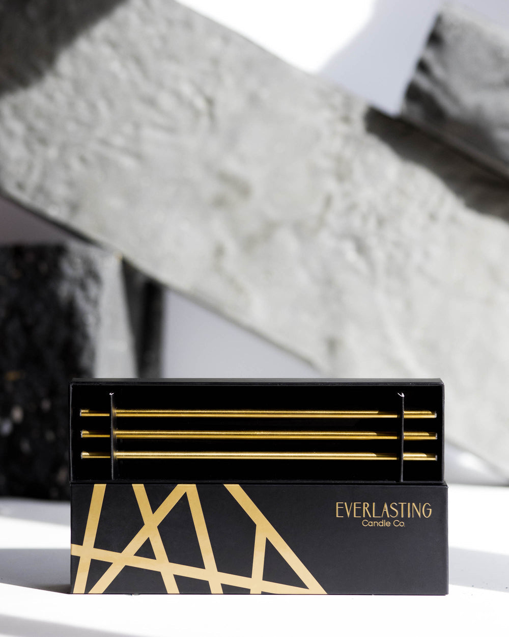 Steel oil candle in gold finish with an elegant cylindrical shape that does not melt down.