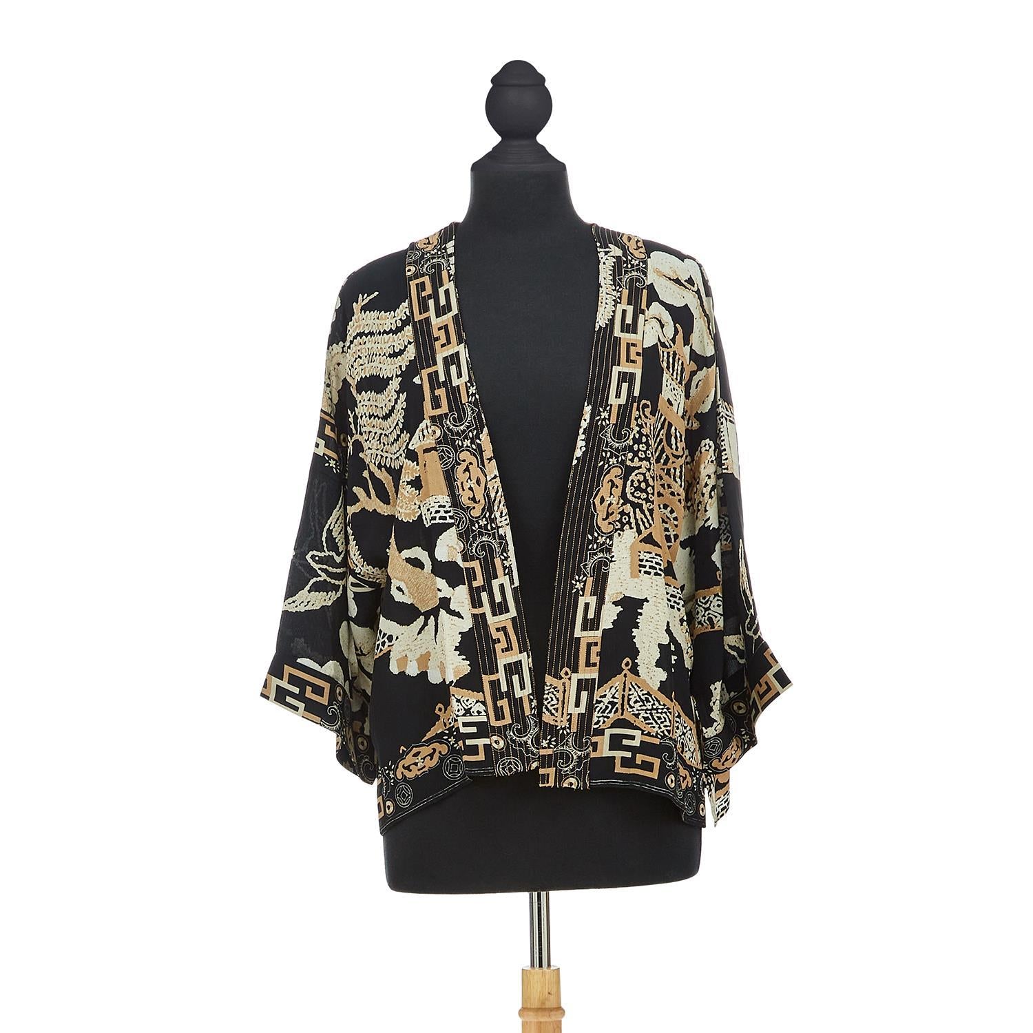 Short kimono in silk-like modal viscose fabric with open front and three-quarter sleeves.