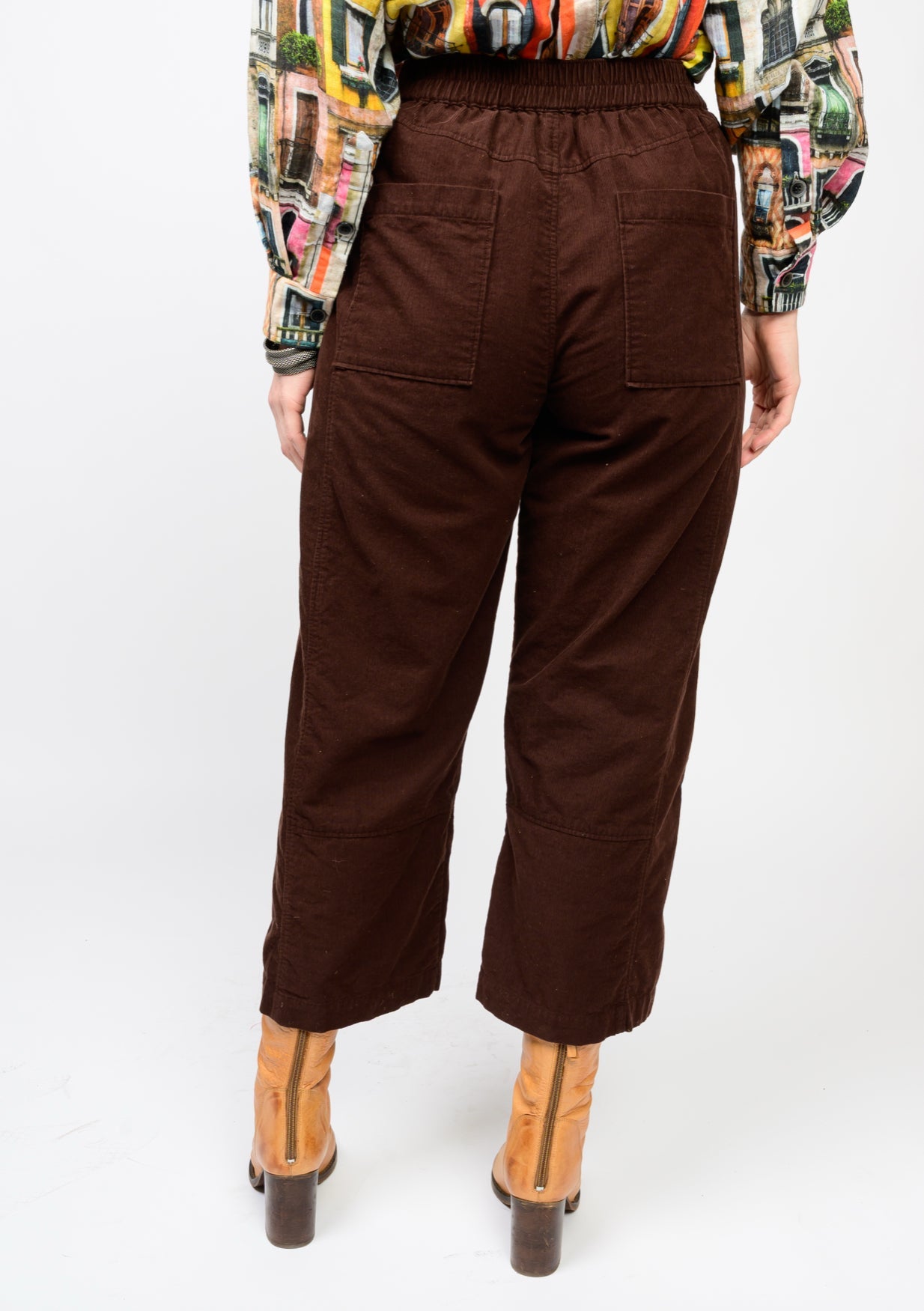 Cindy cropped barrel pants in beige with an elastic waistband.