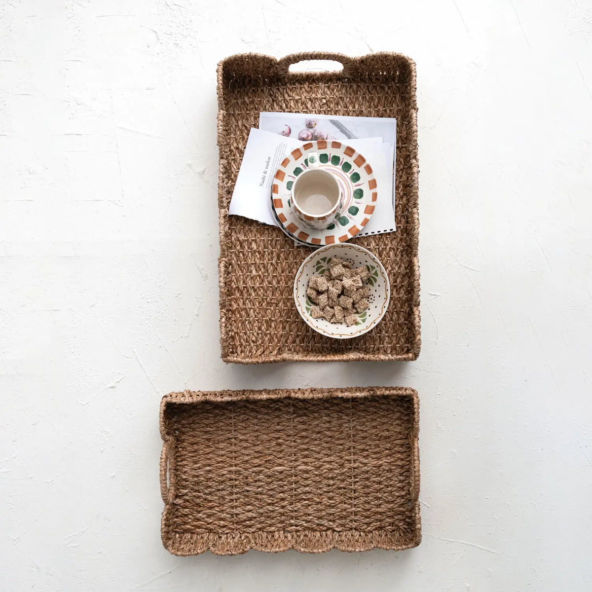 Braided Bankuan tray with scalloped edge and handles in natural wire finish