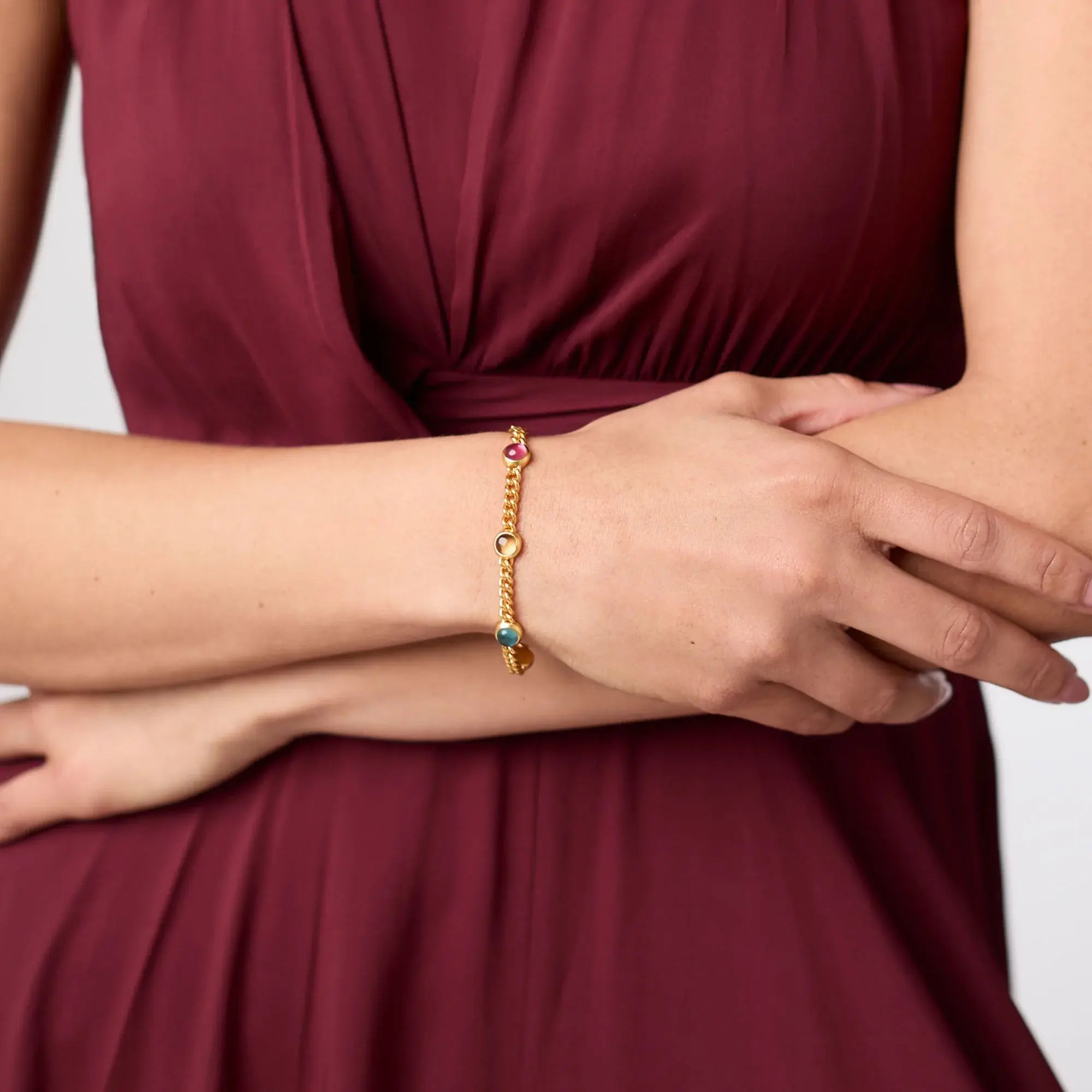 Adjustable Dolce Delicate bracelet with a dainty gold-plated chain featuring an imported glass charm.