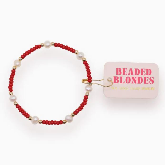 Elastic pearl bracelet with synthetic pearls on a gold-filled chain.