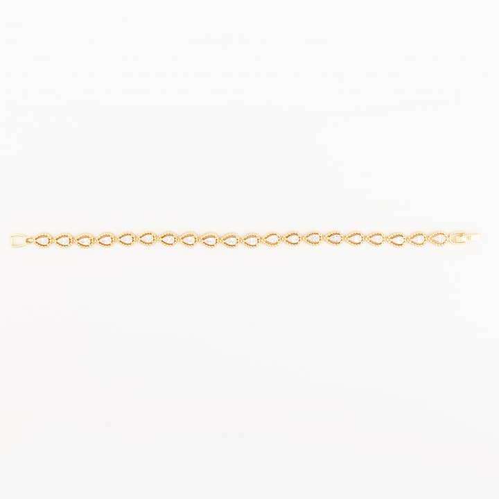 Bracelet Monroe featuring a gold chain with teardrop-shaped clear crystals in a beaded setting.