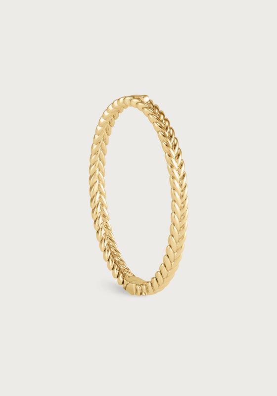 Thin 18K gold plated brass hinged bangle featuring a continuous braided reins texture.