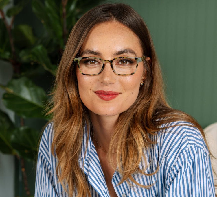Jo eyeglasses with polycarbonate frame in blue light focus lenses featuring spring hinges and UV400 protection.