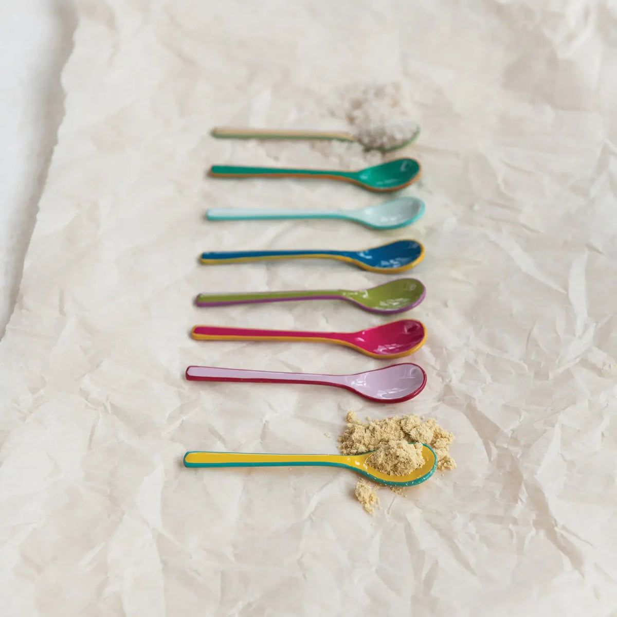 Enameled stainless steel salt spoon with a cube shape in vibrant spring color.