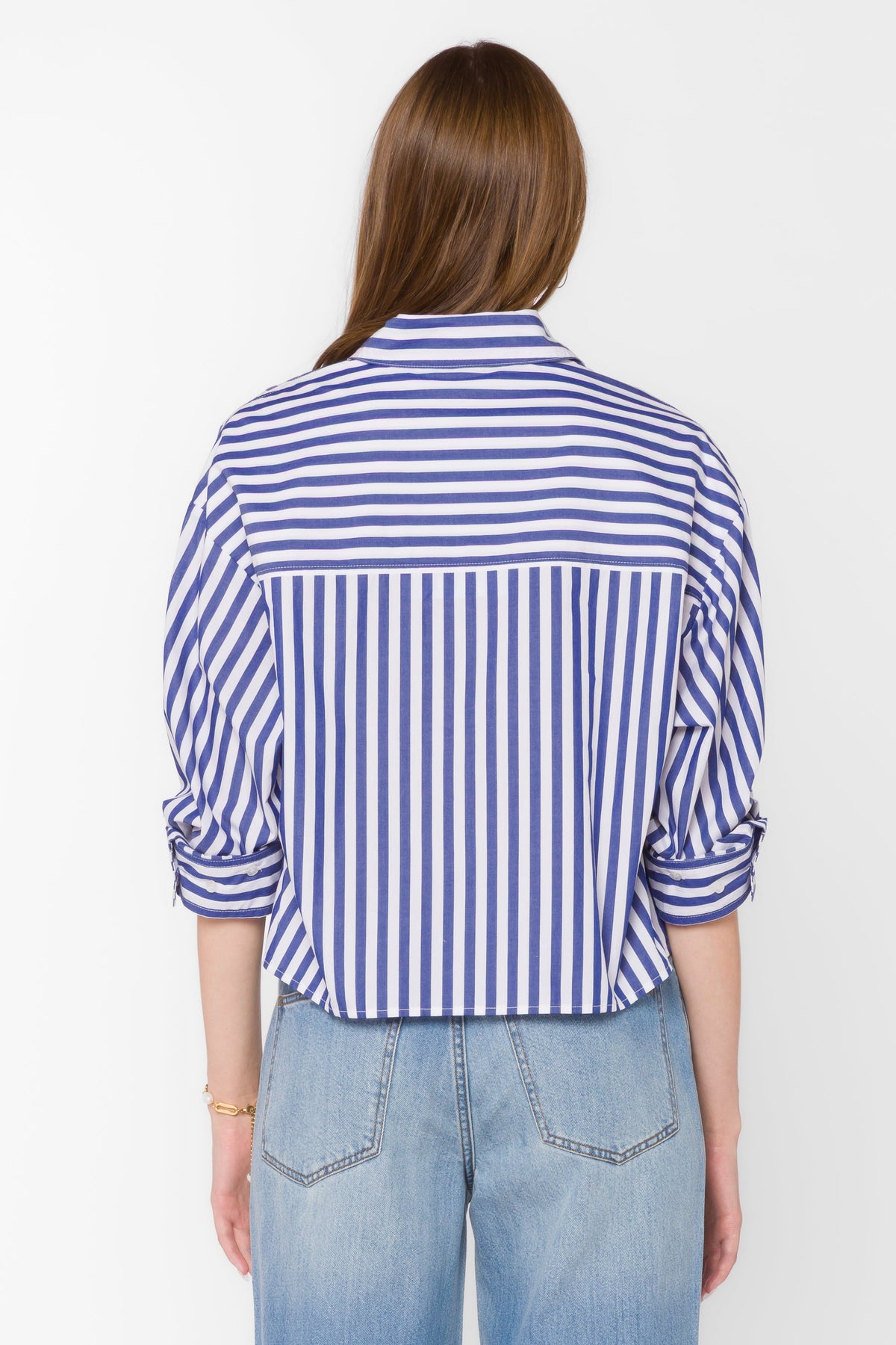 Cropped striped collared shirt in yarn-dyed cotton with long sleeves.