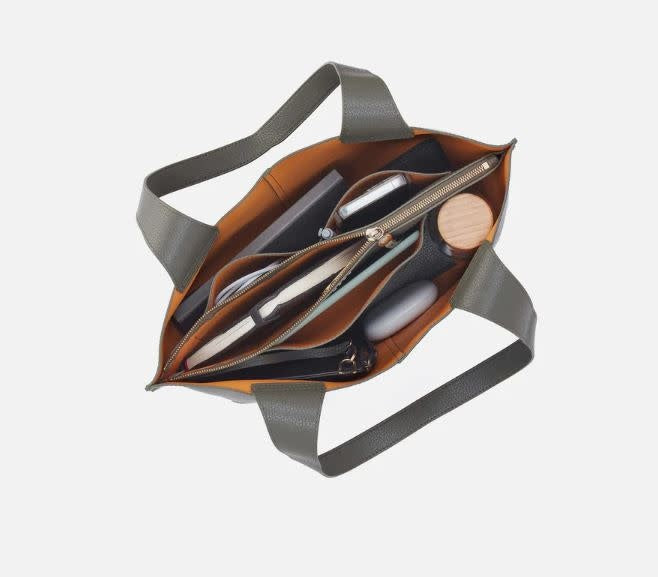 Vida Tote in solid leather with coconut shell interior lining.