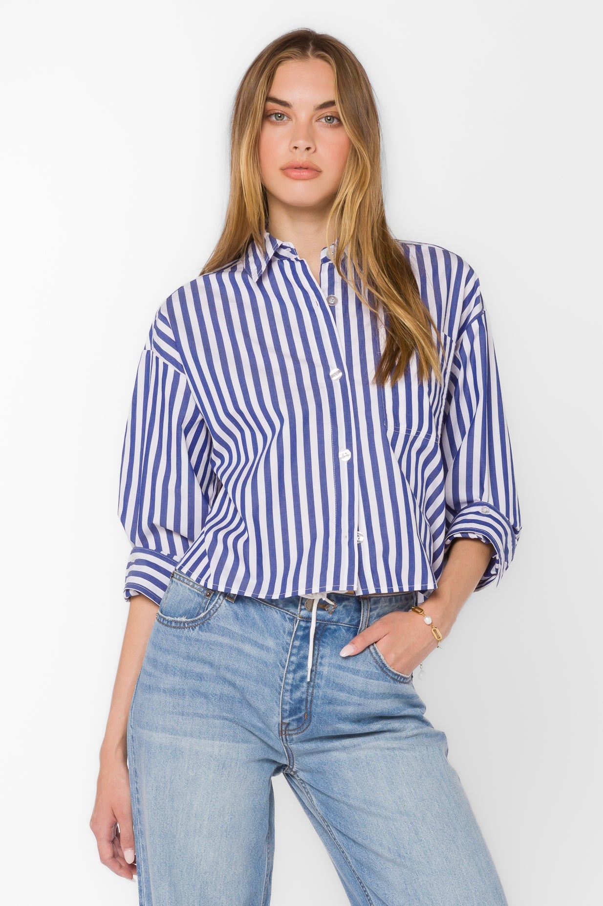 Cropped striped collared shirt in yarn-dyed cotton with long sleeves.