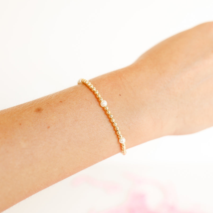 Gold basic bracelet with a simple chain link design