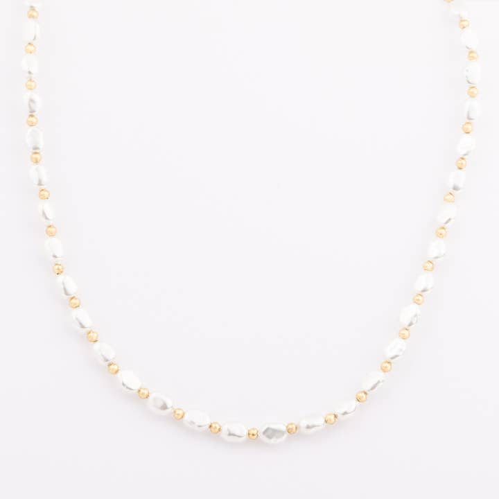 Necklace Blythe featuring alternating white baroque pearls and small gold beads.