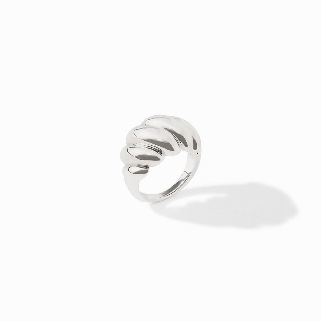 Ravello Ring in silver featuring a thick, ribbed croissant-style band with a polished finish.