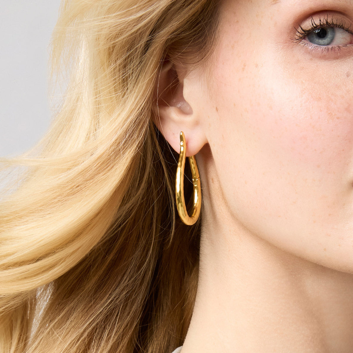 Saratoga Hoop earring with hinge closure in polished gold finish