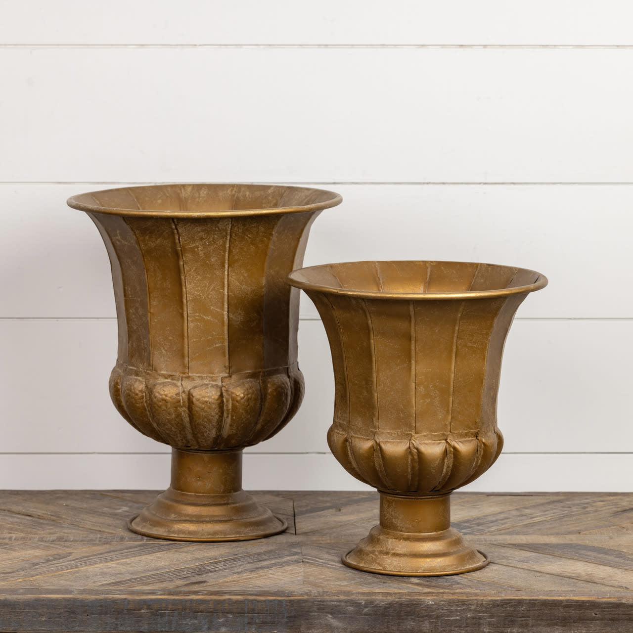 Metal gold urn with a cylindrical shape and smooth finish