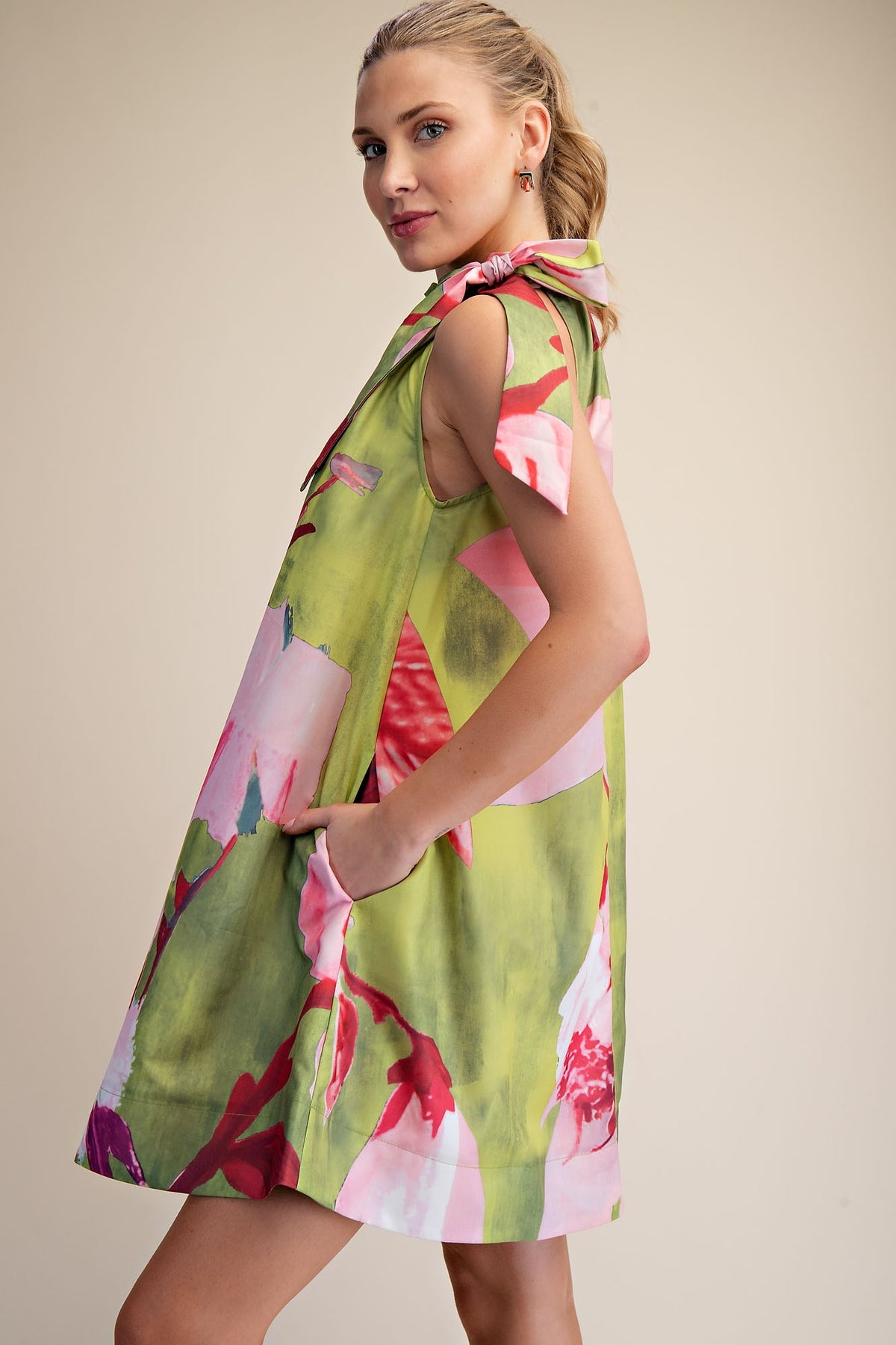 Sleeveless floral print mini dress with ruffle neckline in polyester fabric