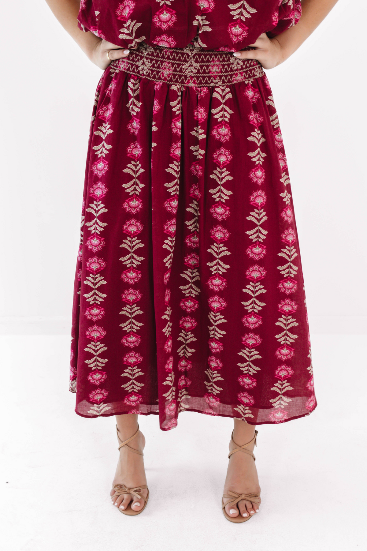 Arianne wine-colored midi skirt with floral patterns and an embroidered elastic waistband.
