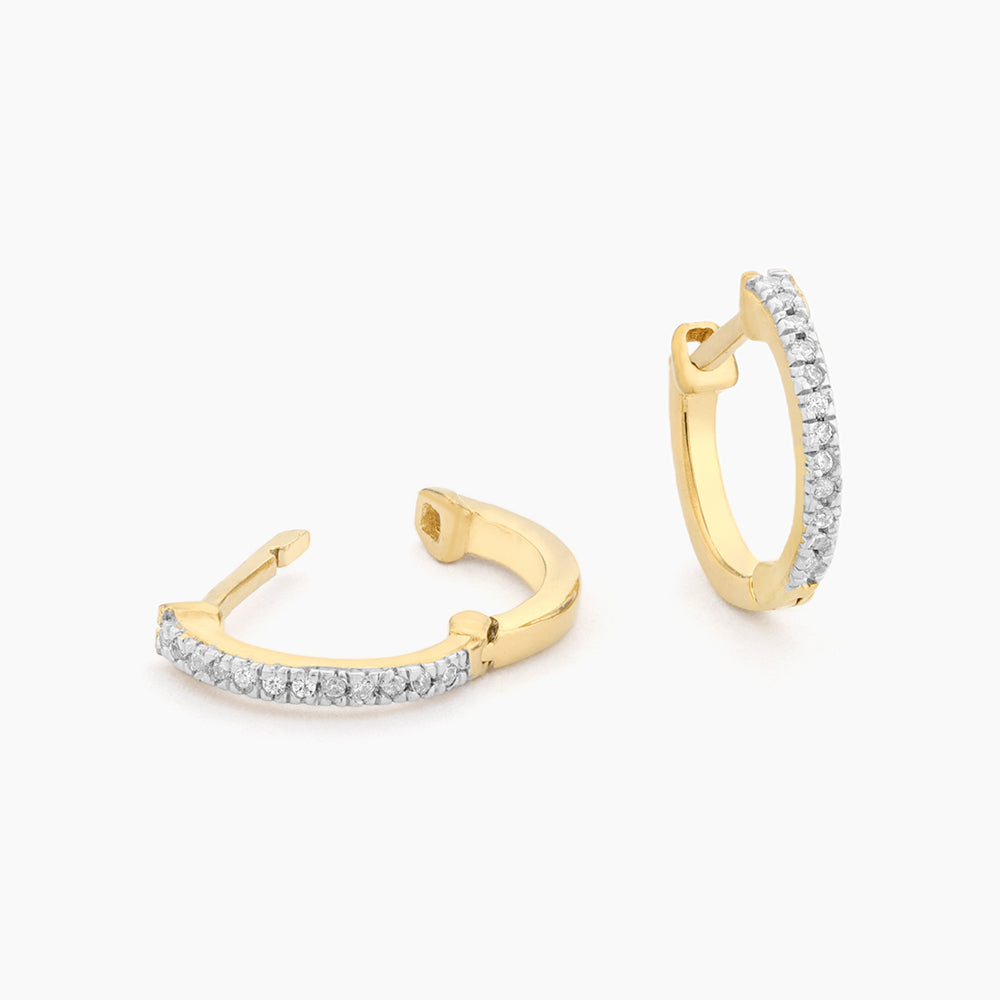 Hinge closure hoop earrings in waterproof stainless steel with a gold-plated finish.