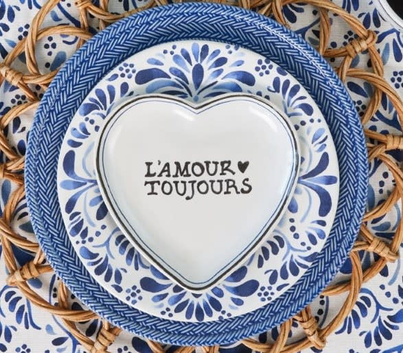 Ceramic heart-shaped tray with a glossy finish in soft pink tones