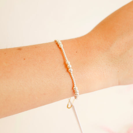 Silver basic bracelet with a simple chain link design