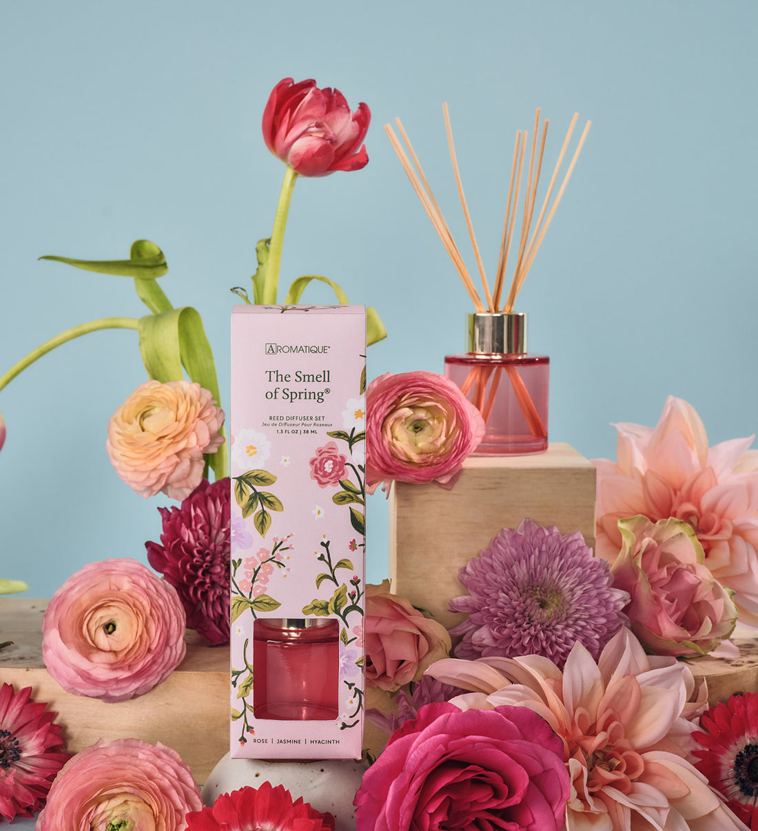 Pink glass mini diffuser bottle with six-inch reeds; notes include pineapple, hyacinth, jasmine, rose, balsamic, and vanilla.