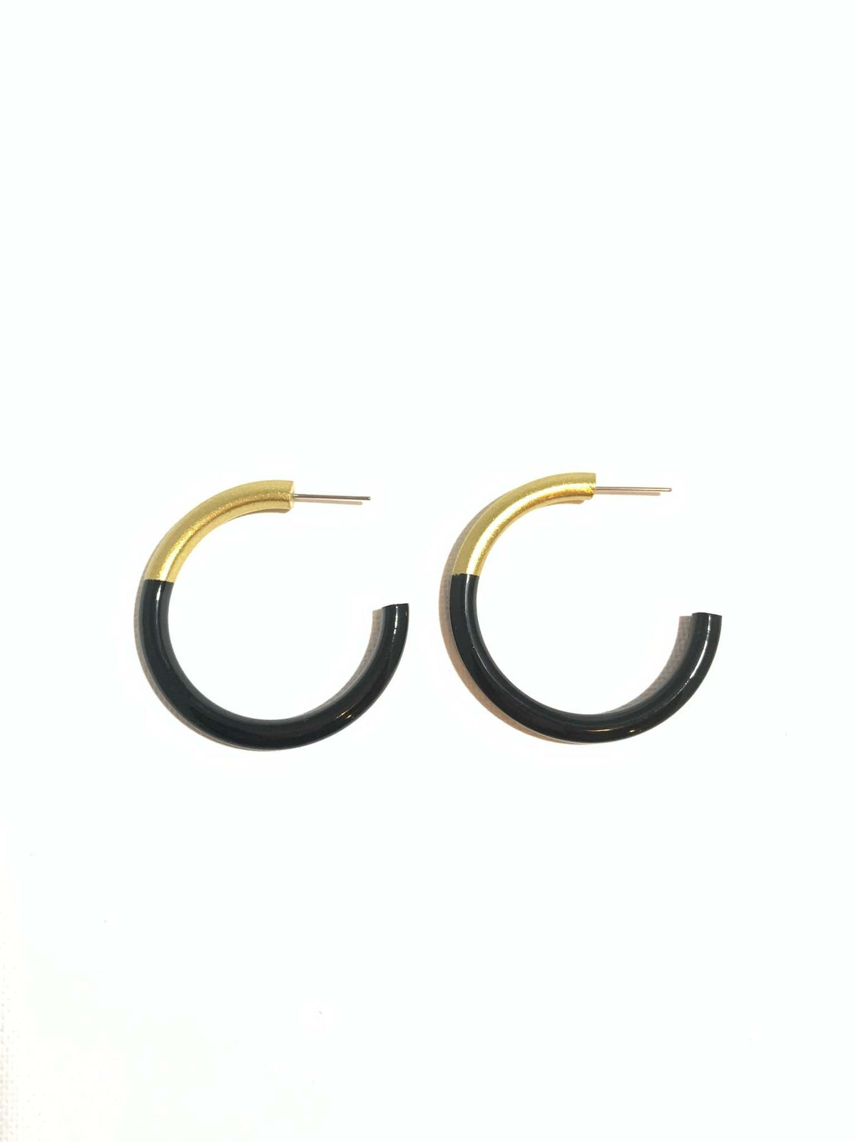 Med LIZ hoop earring in gold-tone metal with a smooth circular silhouette.