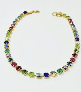 Gold-plated RIO necklace featuring a circular pendant with an intricate rope-like pattern.