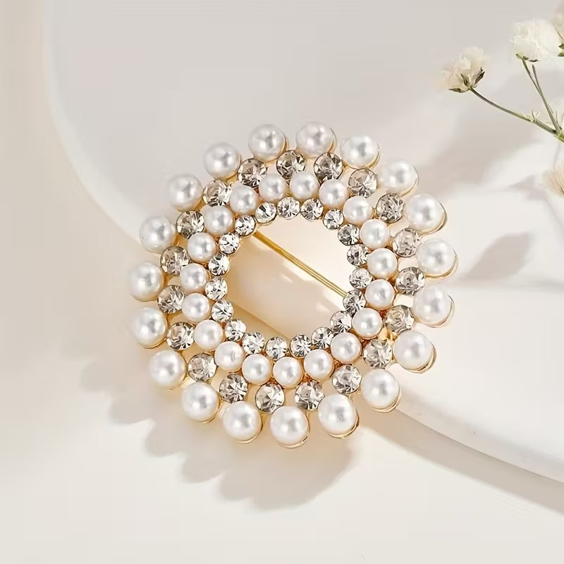 Round alloy brooch pin featuring rhinestones and imitation pearls.
