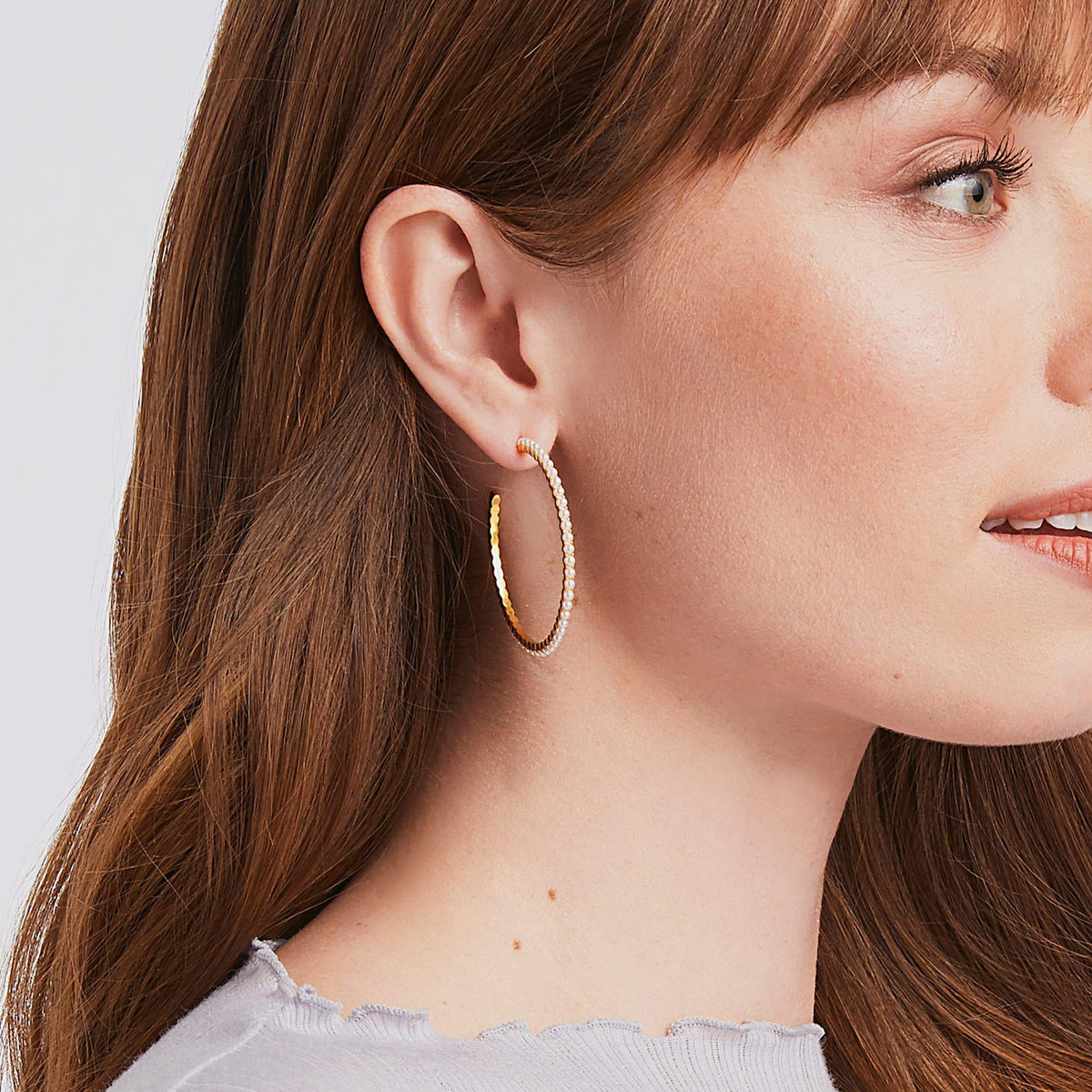 Delicate Juliet hoop earring in gold with pearl accents