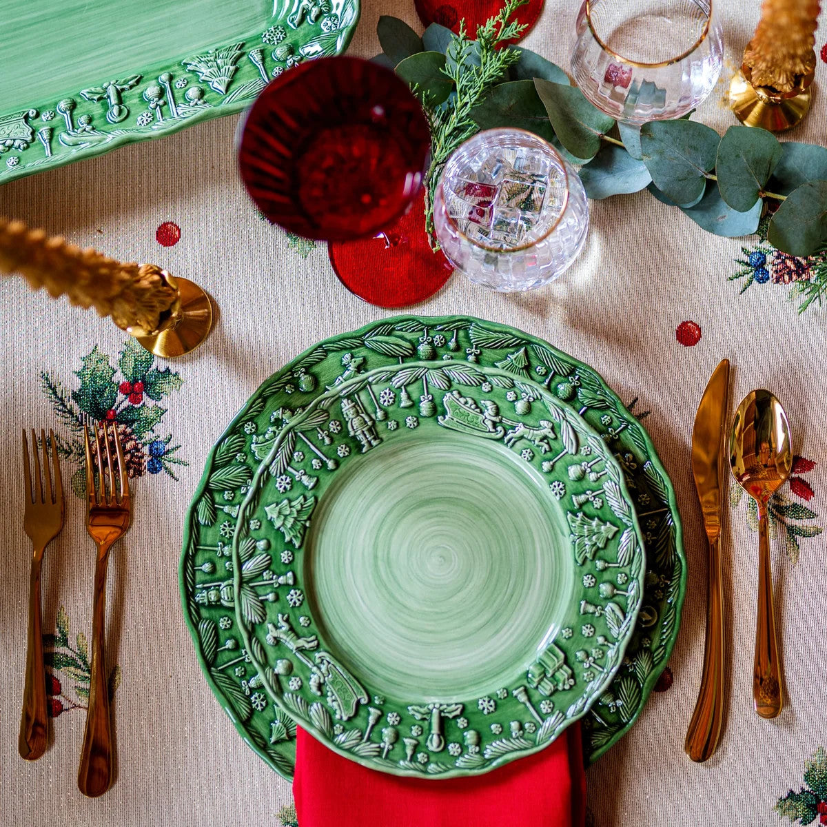 Fiabe di Natale Green Dinner Plate with hand-sculpted holiday scenes on a festive table setting.