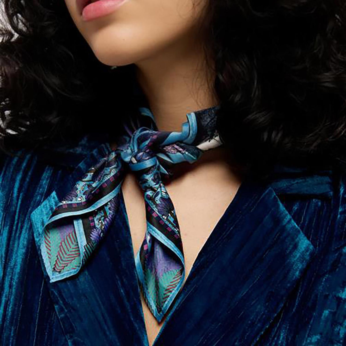 Mini square scarf in recycled polyester with a colorful geometric print.