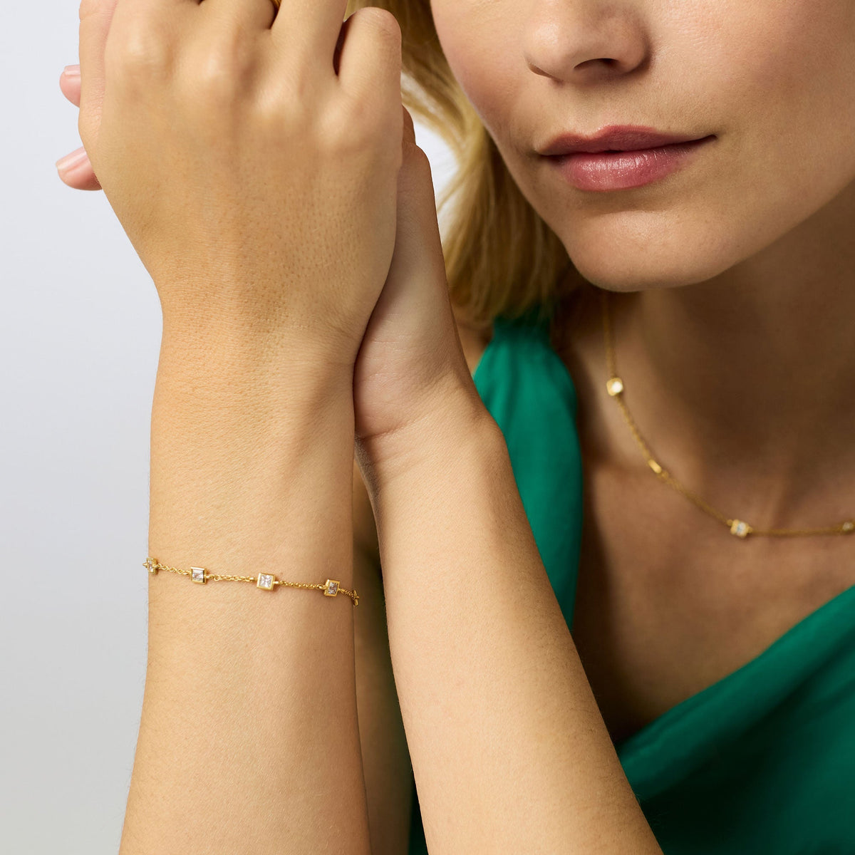 Delicate adjustable gold-plated bracelet with cubic zirconia stones