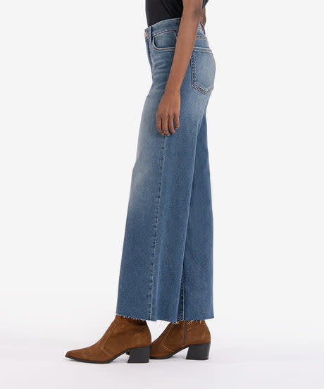 Women's high-rise wide-leg jeans in FAMILY wash with front pockets and raw hem
