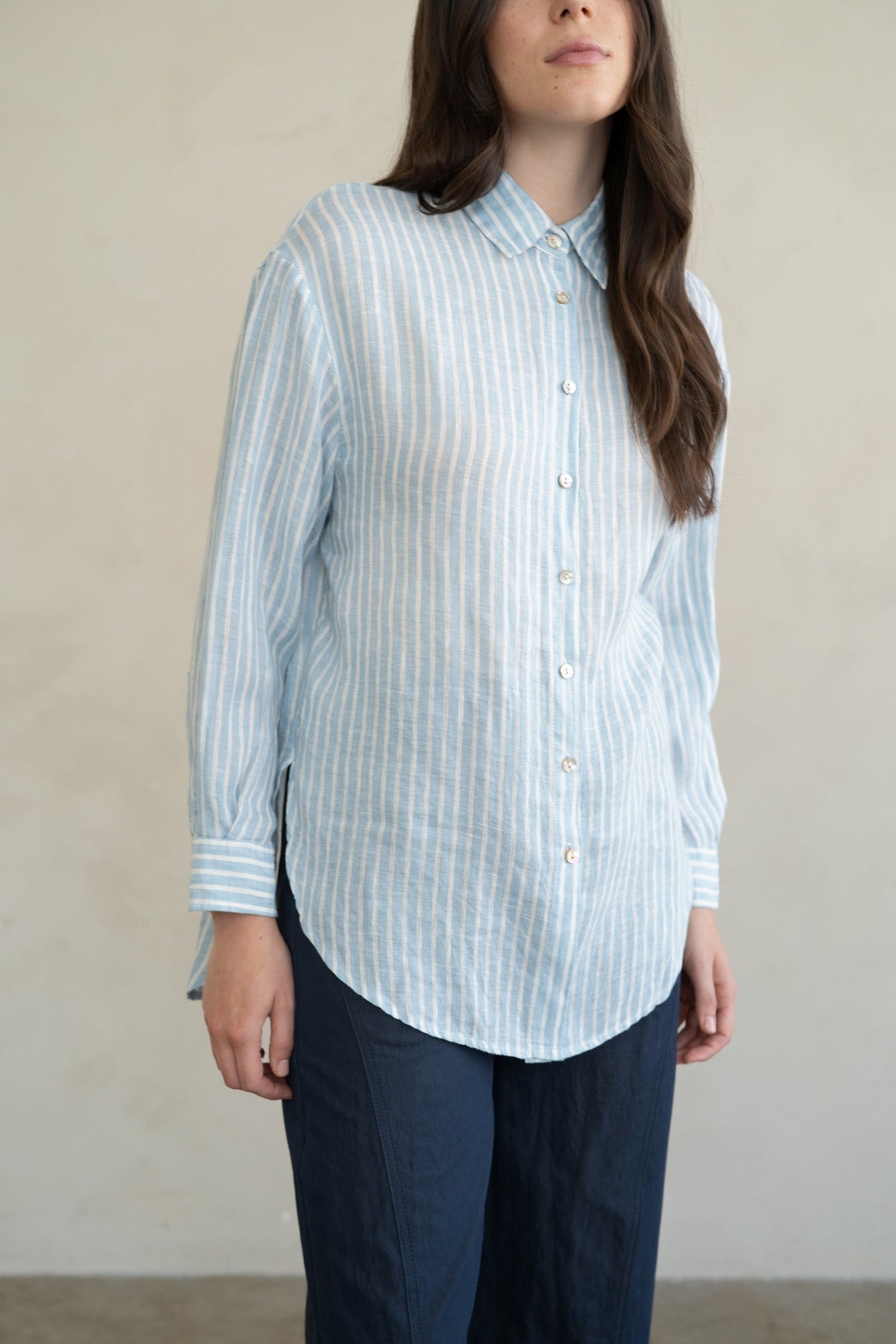 Relaxed fit striped linen shirt with pointed collar in neutral tones